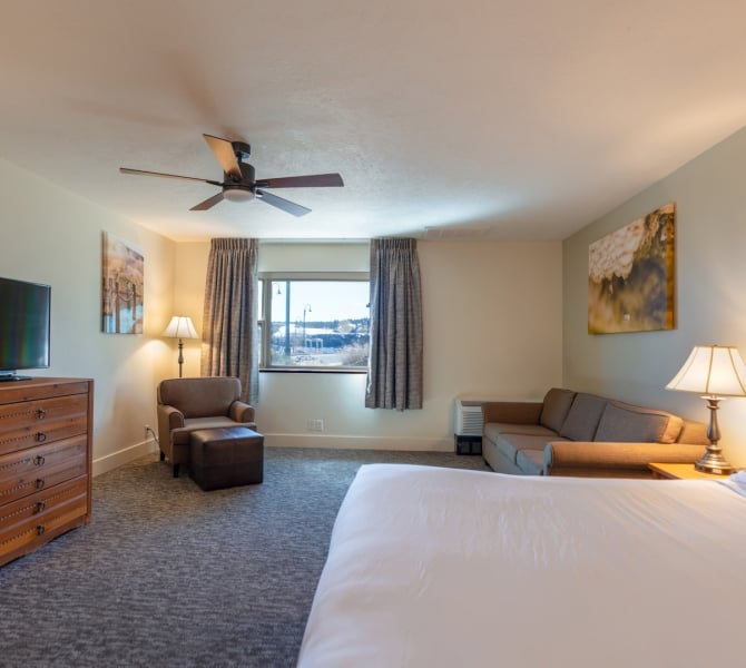 A Deluxe King room at The Springs Resort