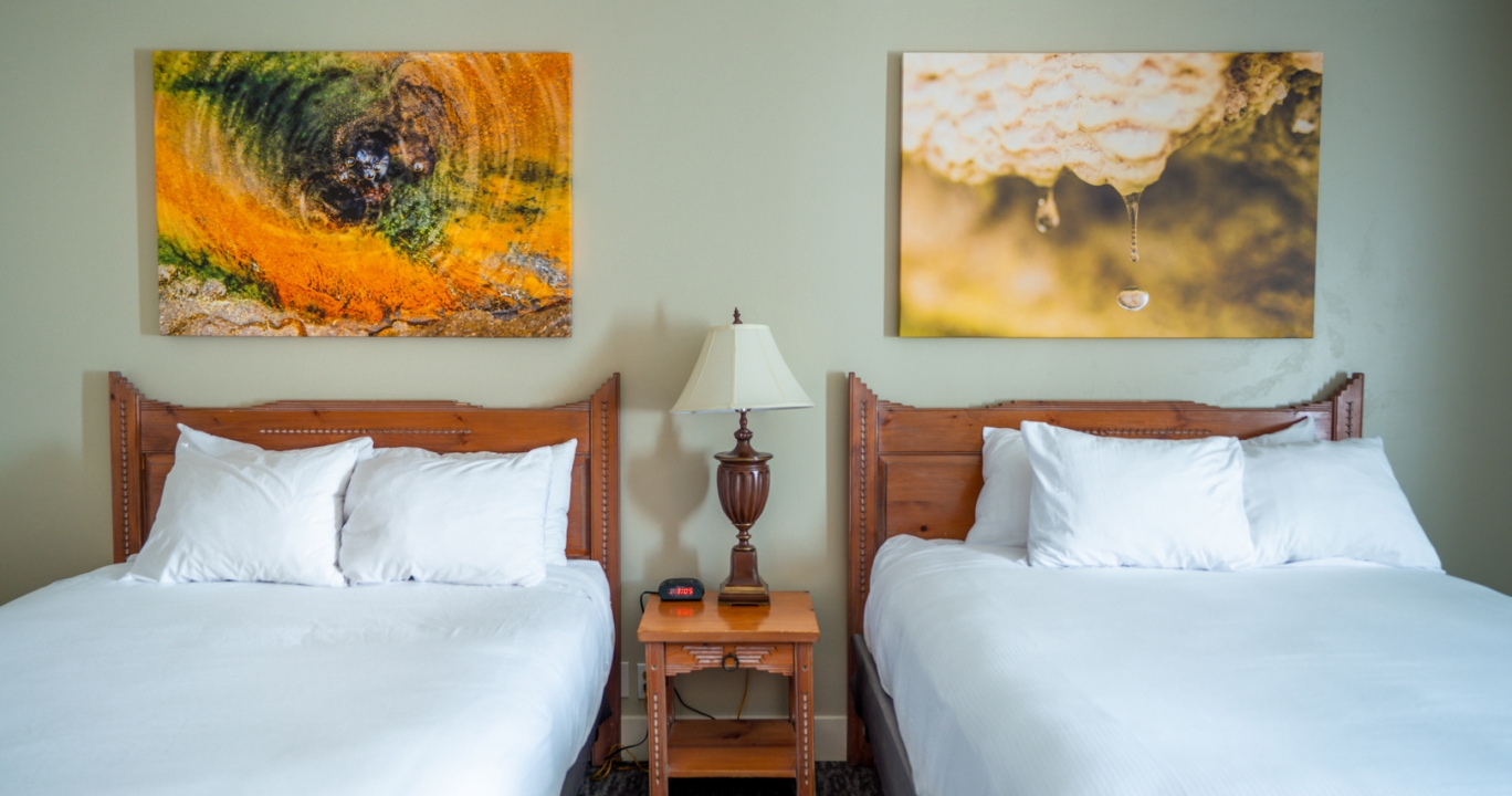 Twin beds in the Deluxe QQ room