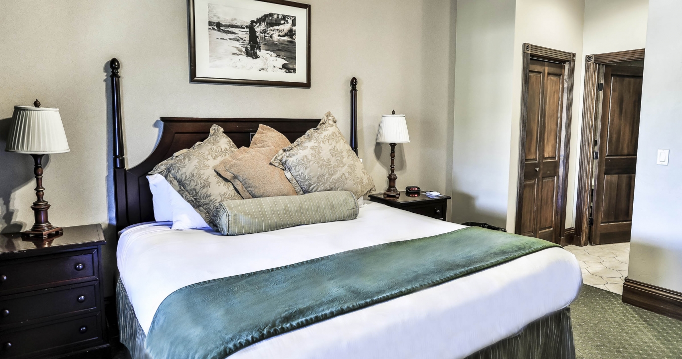 The bedroom decor in MacComb Suite